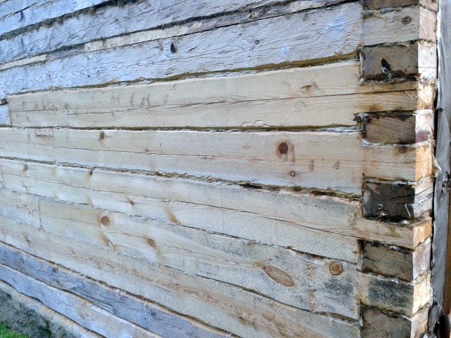 Puuta vaihdettu ja saumat tilkitty